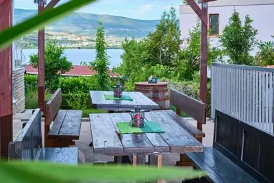 Image de Appartement de deux chambres avec la terrasse et la vue sur le mer Mastrinka, Ciovo (A-23959-a)