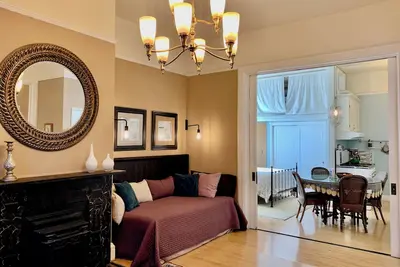 Image de Boutique Unit in an Elegant West Berkeley Victorian.