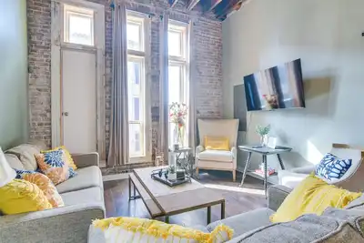 Image de Dtwn Loft in the Heart of Monett: Pets Welcome!