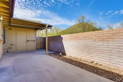 Image de 4 Mi to Downtown Tucson: Peaceful Townhome!
