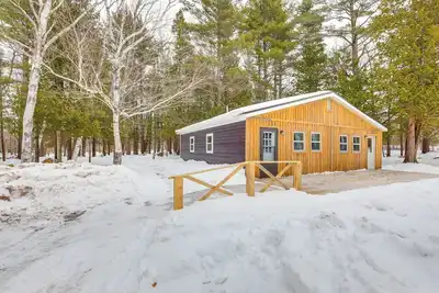 Image de 2 Ponds & Trail Access: Peaceful Cabin in Calumet!