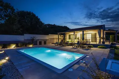 Image de Villa Jolanda for 4 people near Rovinj with private pool, kids playground & large garden - only 850 m from beach