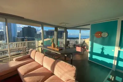 Image de The Jetsons Sunset Penthouse - Iconic Birds Nest - Urban Retreat Honolulu