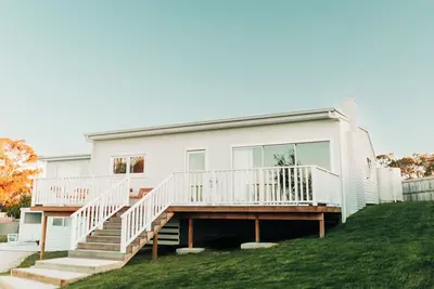 Image de The peace and tranquility of a small coastal town in amongst a touch of luxury.