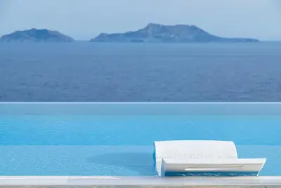 Stunning Seafront complex with 2 infinity pools!