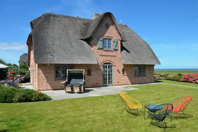 Image de Unique detached house with panoramic windows overlooking the sea