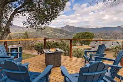 Image de New! Big Sky Cabin at Yosemite w/ Views, hot tub, firepit, and more!