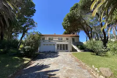 Image de Villa charmante à Cavalaire avec climatisation et parking, proche port et plage