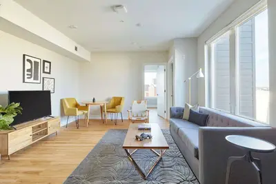 Image de 1br Cozy Art-filled Home