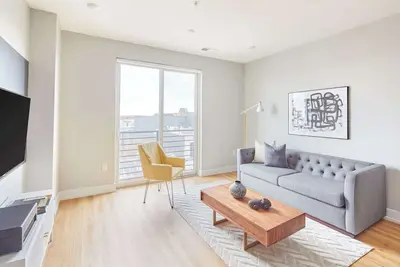 Image de Live Artfully in This 2br Stay