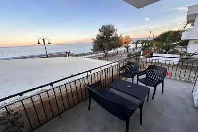 Image de Agioi Theodoroi Beachview Chic Modern Apt