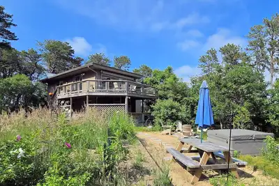 Image de New Listing! Indian Neck 3bd--A/C, Hot Tub, Fire Pit, Fox Island Marsh Views, Walk to Omaha Beach