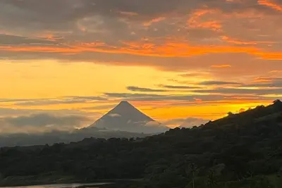 Image de Imagine sipping your morning coffee as the sun begins to rise just over Vulcan Arenal