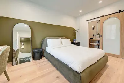 Image de Rare 4-Bed, 4 Private Ensuites, Full Kitchen in Trendy Montreal Neighbourhood