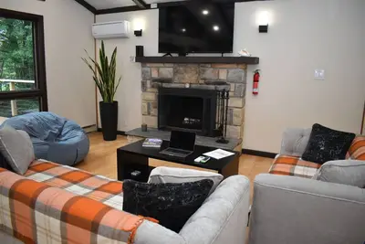 Image de Pocono Winter Retreat - Hot Tub, Sauna & Fireplace