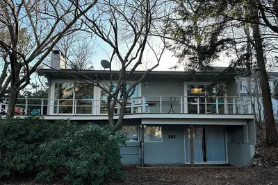 Image de New Seabury Cape Escape! 3 Br Mid Century House 5-7 minute walk to Poppy Beach