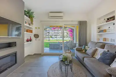 Image de Golden Mile Getaway: Garden View, Pool & Comfort