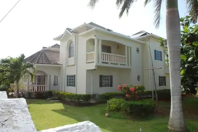 Image de Spacious 7-bedroom villa with WiFi and Ac in charming Hanover.