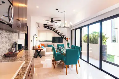 Charming 3-bdrm condo w/WiFi, Fitness Room & Private Rooftop Plunge Pool!