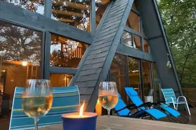 Image de Charming 4-bedroom chalet with lake access in enchanting Innsbrook.