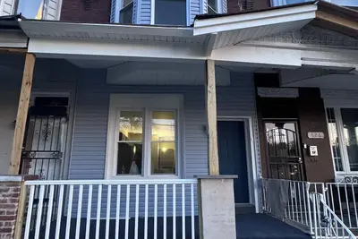 Image de All amenities from washer dryer to central air. Bus takes minutes to center city