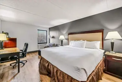 Image de \"Cozy Rooms with WiFi, Fitness Room & On-Site Restaurant/Bar in Schaumburg \"