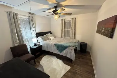 Image de Charming house sleeps 4 by Riverside Park Speedway Indianapolis with WiFi, Ac