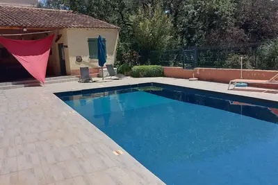 Image de villa provençale en pierres avec piscine