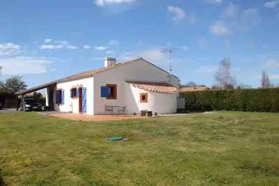 Image de Maison conviviale, ensoleillée et calme avec un grand jardin arboré!