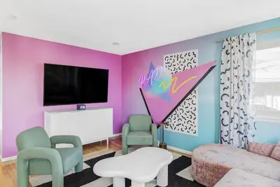 Nostalgic Nest, Hot Tub, Close To Downtown