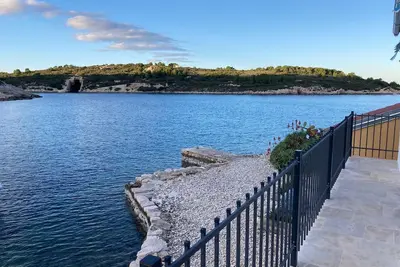 Image de Maison luxueusement rénovée, avec jardin privatif et les pieds dans l'eau.
