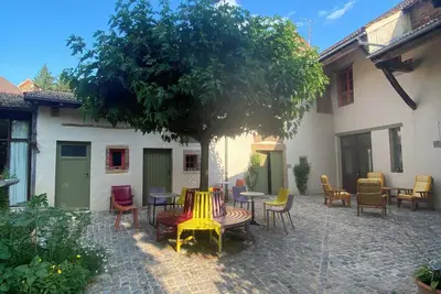 Maison ancienne dans une cour ombragée. Juste a côté de sentiers de randonnées.