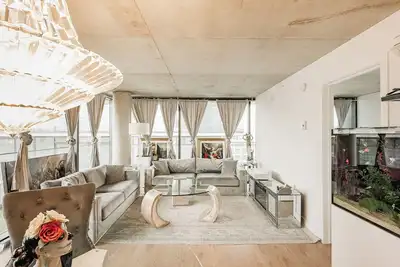 Image de Luxury 2br Condo in Griffintown w/ Pool and Terrace Views - LLadro House