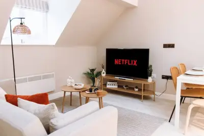 Image de Stylish 2 Bed Flat Stockport | Free Parking &…