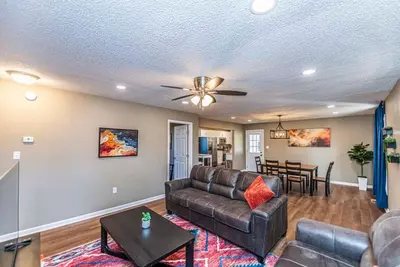 Image de Charming 3-Br Retreat, Hot Tub, Ev, close to Blue Oval City