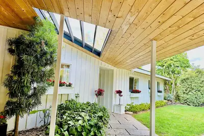 Image de 1-Acre Gated Home And Guesthouse. Heated Pool & Spa. Victoria Avenue Retreat.