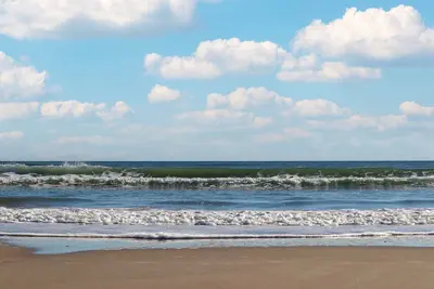 Image de Oceanfront Bliss: Sand and Views at Watchin' Waves