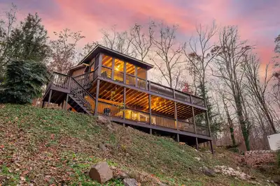 Image de Luxury River Cabin: Hot Tub, Decks, Amazing Views