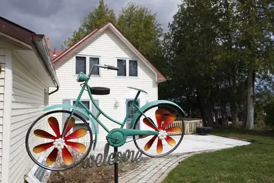 Image de R & R Hideaway\nRelax with the whole family at this peaceful lake front cottage.