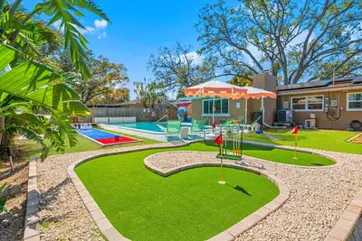 Image de Pool, Firepit, Mini-Golf, Arcade Games, Bunk Beds with slide, and much more!