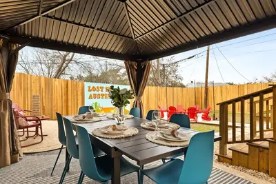 Image de Karaoke~Cowgirl~Pool~Bocce~Fire Pit~15min Dt Austin