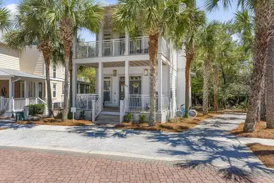 Image de ~New Listing, Trusted Hosts! ~ Home in Seacrest ~ Sleeps 10. Complimentary bikes!