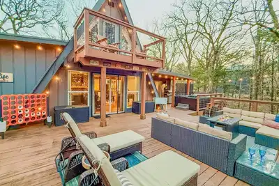 Image de Stunning A-Frame: Walk to Lake, Hot Tub, Foosball