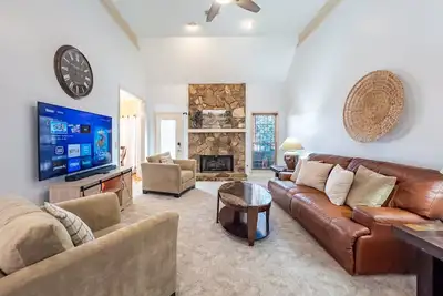 Image de Spacious 4br w/ Downstairs Suite | 10% • 15%