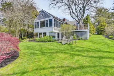 Image de Waterfront home in Vineyard Haven. Walking distance to shops and dining.