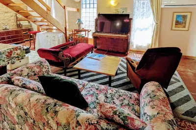 Image de Winter hideaway loft style unit with Fireplace, Billiard table and Bath.