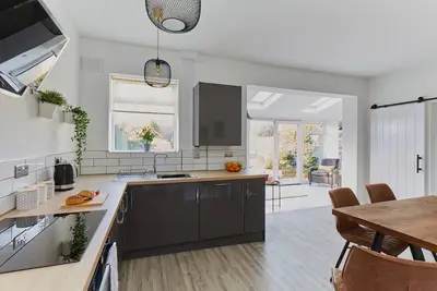 Image de uSnooz | Spacious Huddersfield Home close to M62