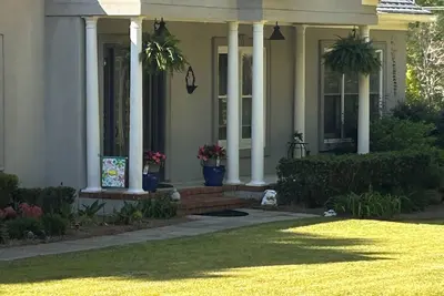 Image de Charming spacious home nestled on a private lot minutes away from the Masters