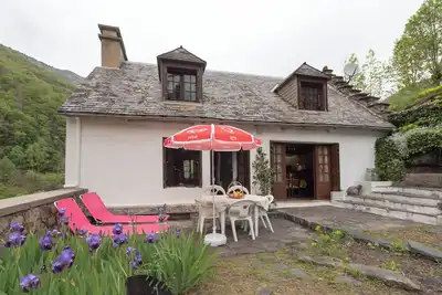 Image de Maison de Vacances 'Cottage Au Calme' avec Vue sur la Montagne, Terrasse Privée et Jardin Privé