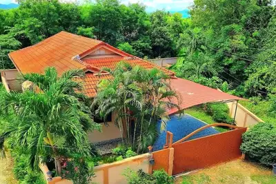 Image de Large Bungalow with 3 bedrooms, 2 bathroom, covered secure parking, pet friendly
